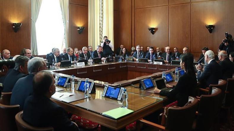 تركيا وروسيا وإيران يبحثون تشكيل لجنة دستور سوريا