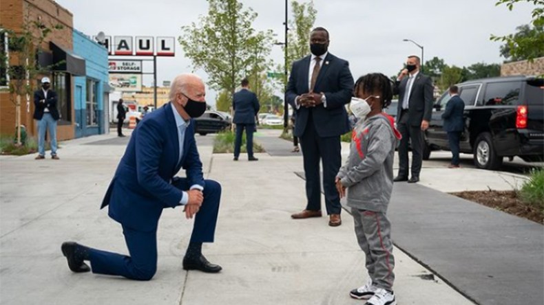 هذه حقيقة صورة اعتذار بايدن من ابن جورج فلويد؟