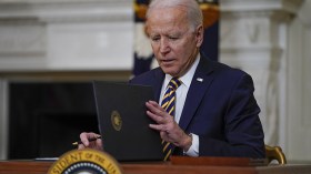 رئيس مجلس النواب الأمريكي يدعو إلى عزل جو بايدن