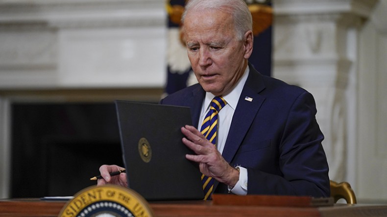 رئيس مجلس النواب الأمريكي يدعو إلى عزل جو بايدن