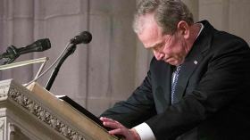 جورج بوش الابن يجهش بالبكاء