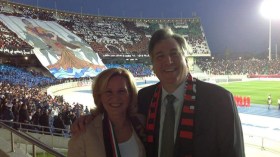 السفير الأمريكي تابع نهائي كأس الجزائر بالملعب