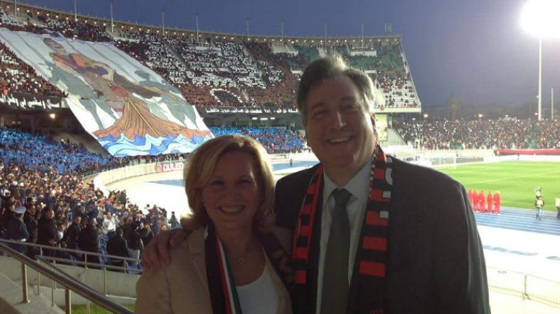 السفير الأمريكي تابع نهائي كأس الجزائر بالملعب