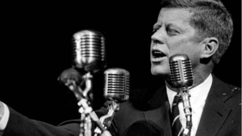 جون كينيدي يغرد على تويتر!