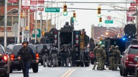 شاهد.. معركة بالأسلحة تحول مدينة أمريكية إلى ساحة حرب