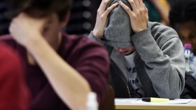 طلبة مشتتون بين حلم المستقبل.. ضغوط العائلة وواقع التوظيف