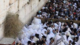 آلاف المستوطنين يؤدون طقوساً تلمودية في ساحة البراق