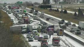 تصادم مخيف لأكثر من 50 سيارة في أمريكا (فيديو)