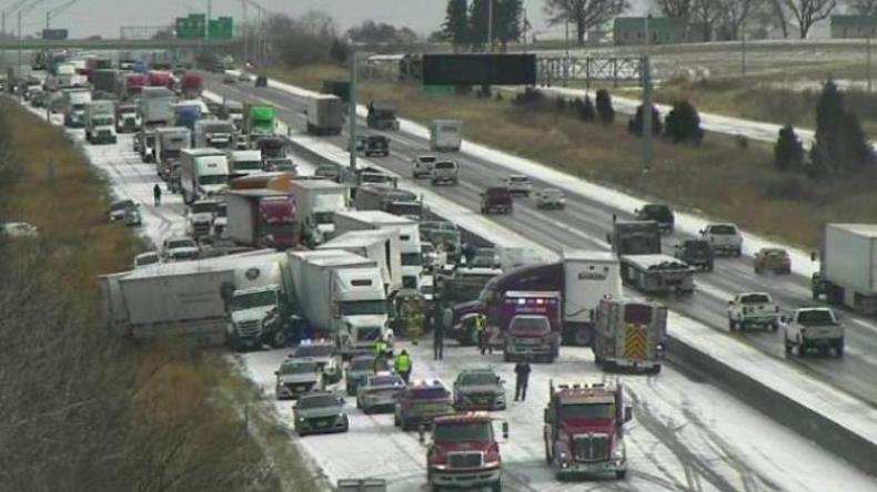 تصادم مخيف لأكثر من 50 سيارة في أمريكا (فيديو)