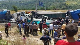 قتيلان في اصطدام حافلة بثلاث شاحنات بالأخضرية