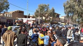 عشرات المواطنين والتجار يحتجون ويغلقون الطريق بحاسي بحبح بالجلفة