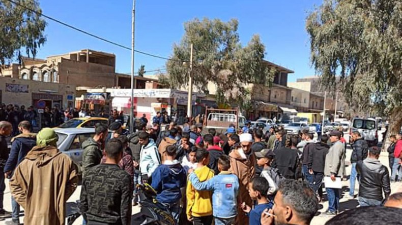 عشرات المواطنين والتجار يحتجون ويغلقون الطريق بحاسي بحبح بالجلفة