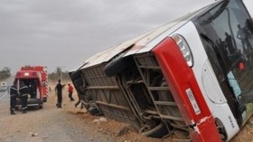 إصابة 12 سائحا جزائريا في انحراف حافلتهم بتونس