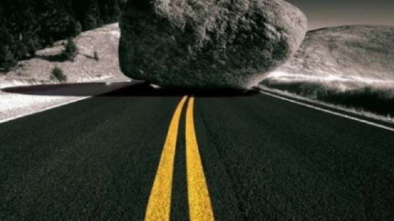 لا تكن حجر عثرة على الطّريق