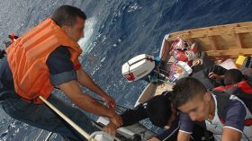 انتشال جثة حراق وإنقاذ 8 أشخاص في انقلاب قارب للحرقة