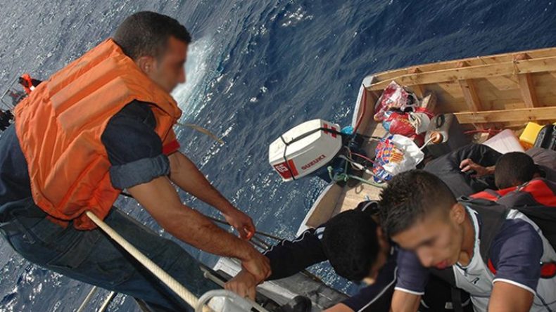 انتشال جثة حراق وإنقاذ 8 أشخاص في انقلاب قارب للحرقة