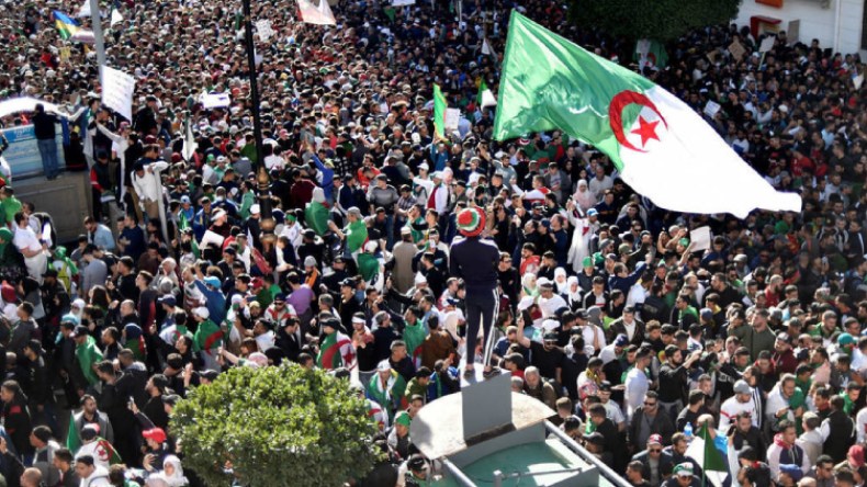 ترحيل 24 أجنبيا شاركوا في مسيرات الحراك