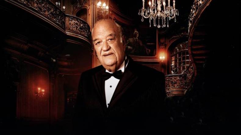 تكريم الإنسان بوردة وهو على قيد الحياة أفضل من وضع باقة زهور على قبره