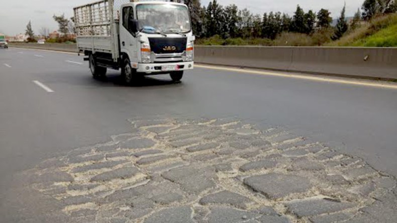 “حفر الموت” تلغم الطريق السيار!