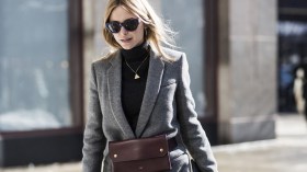 حقائب الخصر تفرض منطقها