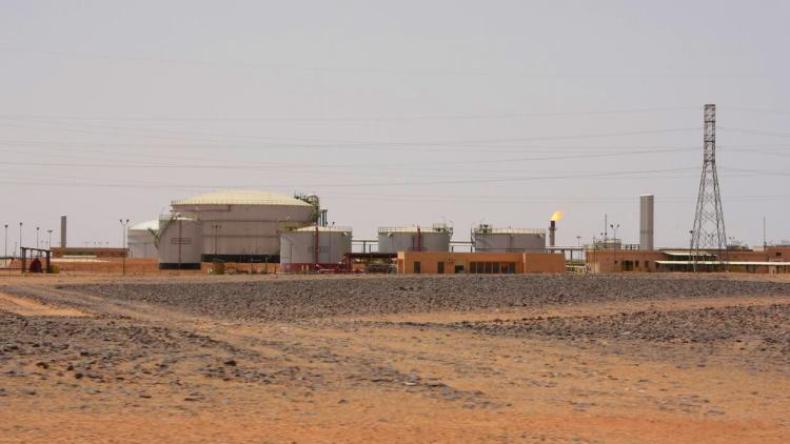 قوات حفتر تشن ضربات جوية قرب حقول نفطية