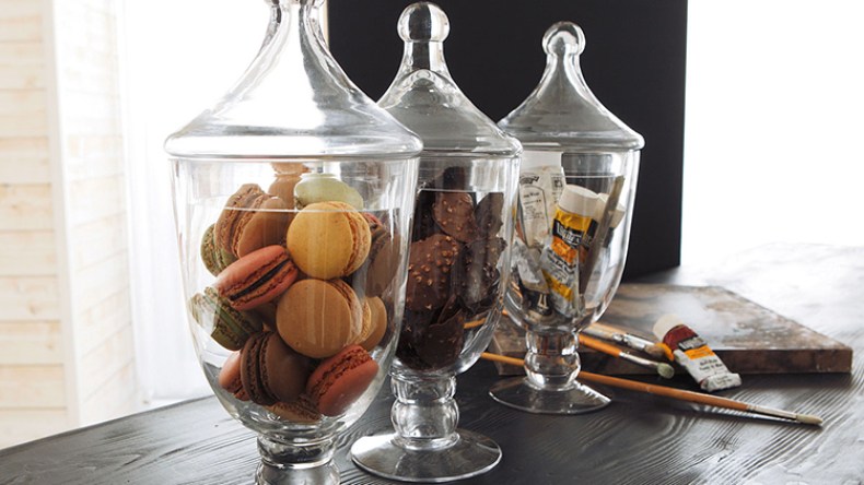 أوان عصرية لتقديم الحلويات وحفظها من التلف