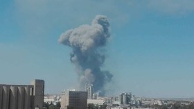 دوي انفجارات قرب مطار حماة في سوريا