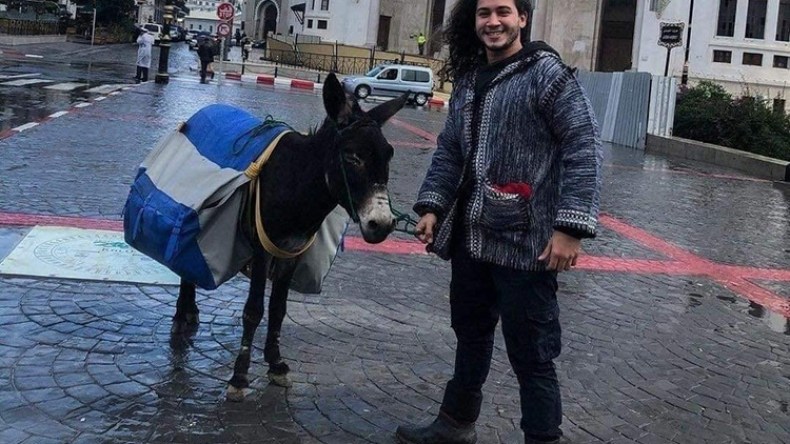 شاب في رحلة من العاصمة إلى جانت على ظهر حمار!