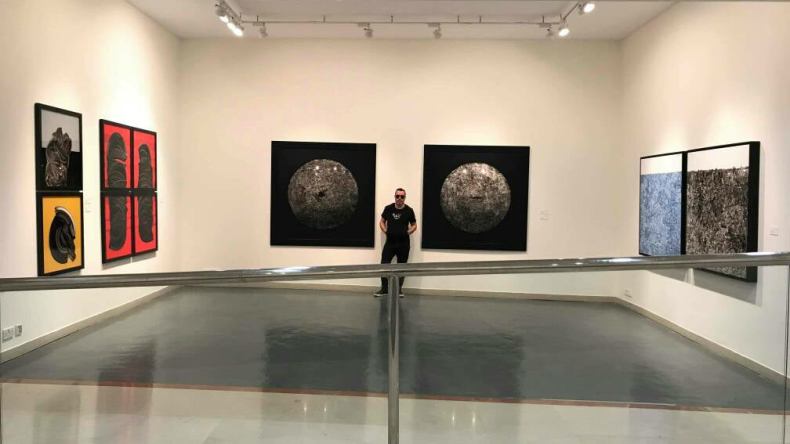 “السلام الأزرق”.. لوحة الجزائري حمزة بونوة في مزاد خيري بجدة السعودية