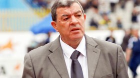 ملال سيكرم حناشي عرفانا بما قدمه لشبيبة القبائل