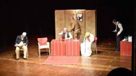 مسرحية “خاطيني” تتخطى الرمزية و الإشارة وتمتع الجمهور