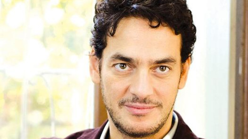 الفنان خالد أبو النجا يهاجم الحجاب ويدافع عن المثليين