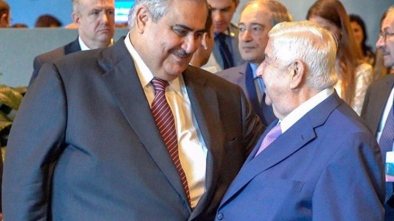 أحضان وابتسامات بين وزيري خارجية البحرين وسوريا