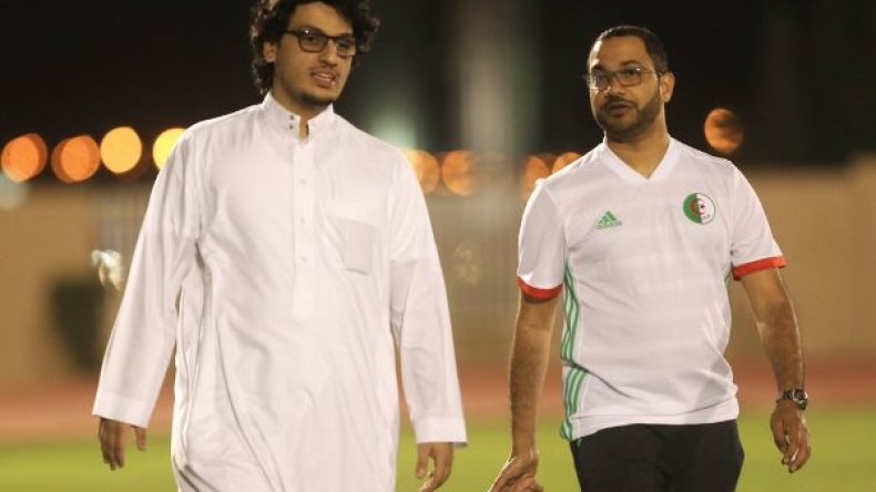 رئيس الإتفاق السعودي يرتدي قميص المنتخب الجزائري