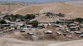 الاحتلال يعلّق هدم قرية خان الأحمر