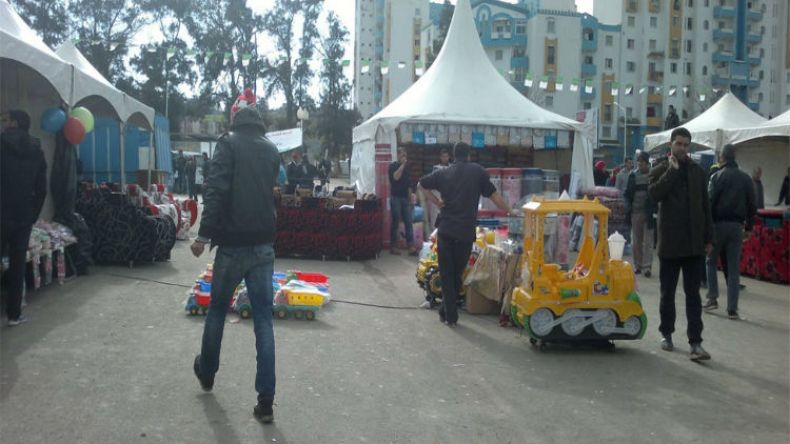 سكان خرايسية ينتفضون بسبب 20 دج لدخول الخيمة التجارية 