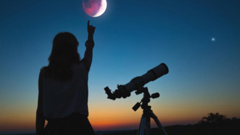 رؤية خسوف القمر على المباشر من رياض الفتح