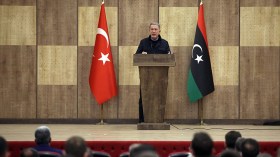 وزير الدفاع التركي يتوعد حفتر وداعميه