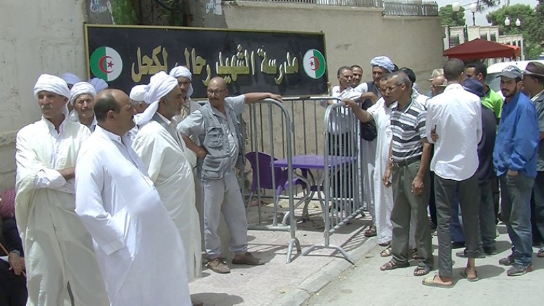 تاجر يفتتح مقهى داخل مدرسة ويُهين الشهداء بخنشلة!