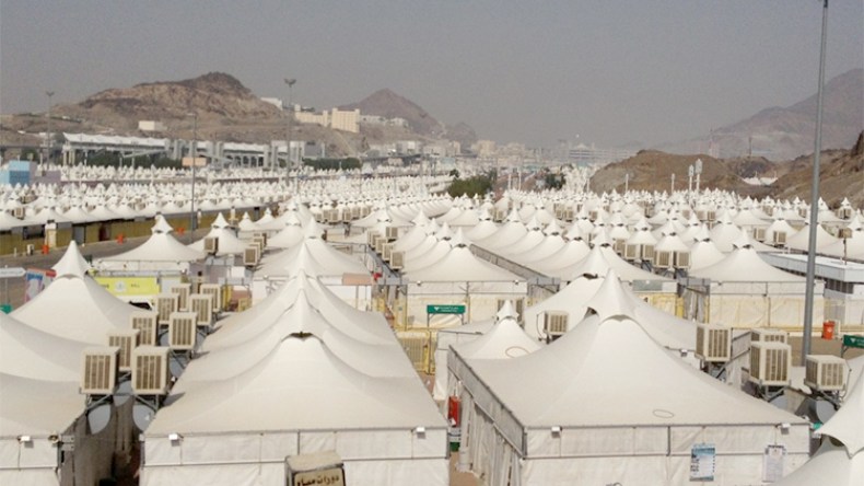 حجاج المجاملة يتقاسمون لأول مرة خيم منى مع النظاميين