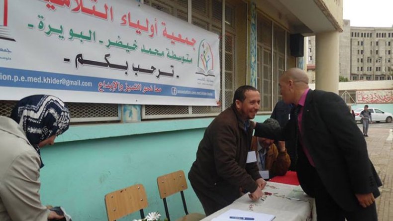 أولياء التلاميذ المنتقلين الجدد إلى متوسطة محمد خيضر بالبويرة يحتجون