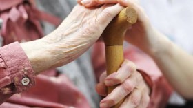 “فايسبوك” يجمع نزيلة في دار العجزة بعائلتها بعد غياب 20 سنة