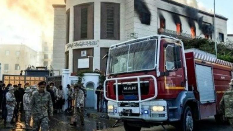 داعش يتبنى الهجوم على وزارة الخارجية في طرابلس