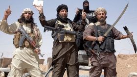 النظام السوري ينقل المئات من “داعش” إلى إدلب