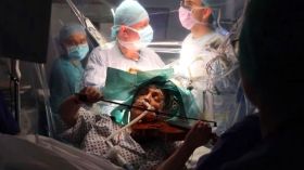 شاهد.. مريضة تعزف الكمان أثناء عملية استئصال ورم في المخ