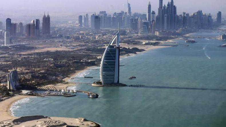 دبي تُشيّد سلسلة جزر عائمة (فيديو)