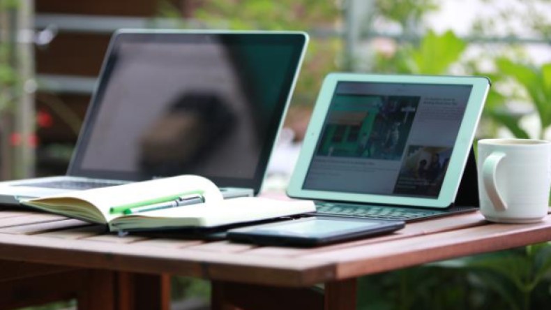 طلبة وباحثون يؤكدون على أهمية التعليم الإلكتروني في زمن “كورونا”