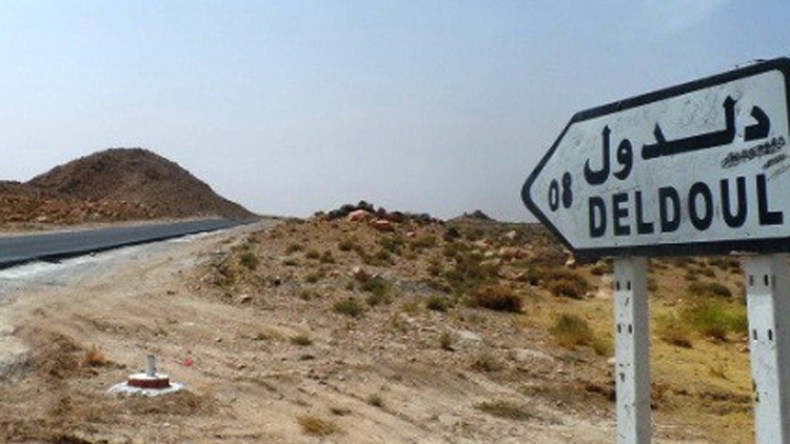 سكان قصر الحدبان يعبّدون طريق المقبرة في بلدية دلدول بأدرار