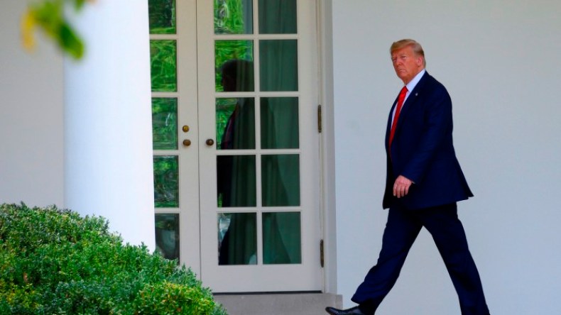 ترامب: “هل تصدقون أني سأعزل؟”