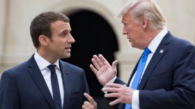 ترامب لماكرون: السعودية حجر الأساس في استقرار المنطقة